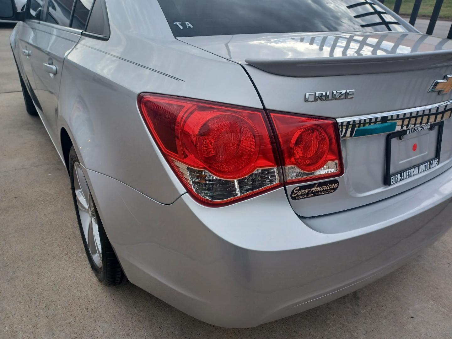 2013 SILVER Chevrolet Cruze 2LT (1G1PE5SB7D7) with an Turbocharged Gas I4 1.4L engine, 6-Speed Automatic transmission, located at 2001 E. Lancaster, Ft. Worth, 76103, (817) 336-7000, 32.746181, -97.301018 - Photo#7